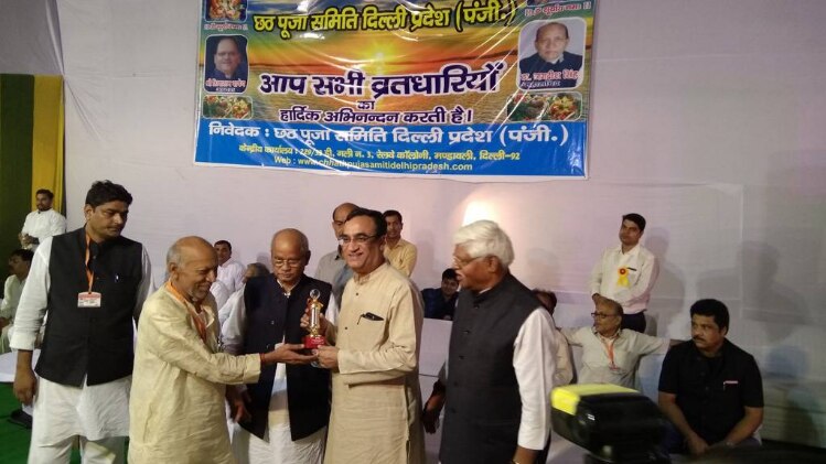 छठ के एक कार्यक्रम में शामिल कई दलों के नेता 