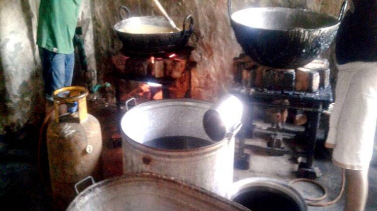 अमन विहार इलाके में चल रही एक मिलावटी मिठाई बनाने वाली फैक्ट्री पर रेड