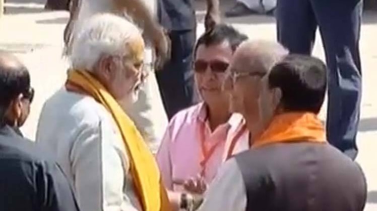 पीएम नरेंद्र मोदी दोस्त से मिलते हुए 