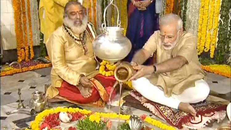 हाटकेश्वर मंदिर में अर्चना करते पीएम मोदी, सीएम रुपानी और पूर्व सीएम आनंदी बेन पटेल