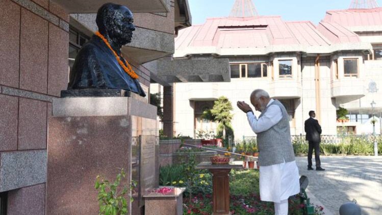 सरदार पटेल की मूर्ति पर माल्यार्पण