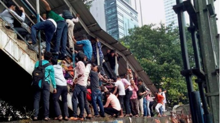 मुंबई एलफिंस्टन ब्रिज हादसे की एक तस्वीर