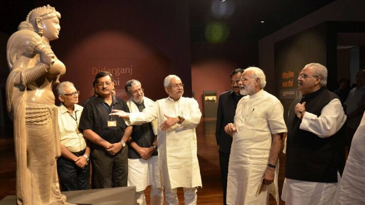 म्यूजियम का अवलोकन करते पीएम मोदी 