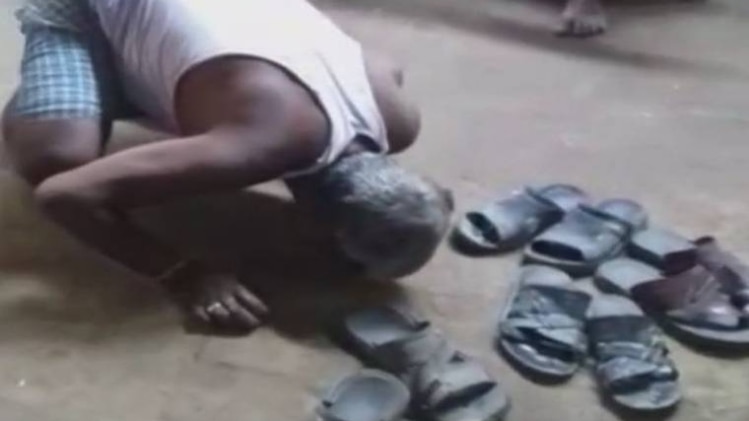 बुजुर्ग को जमीन पर थूक कर चाटने की सजा दी गई