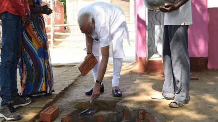 हालिया वाराणसी दौरे पर शौचालय (इज्जतघर) की नींव रखते हुए PM मोदी (फाइल)