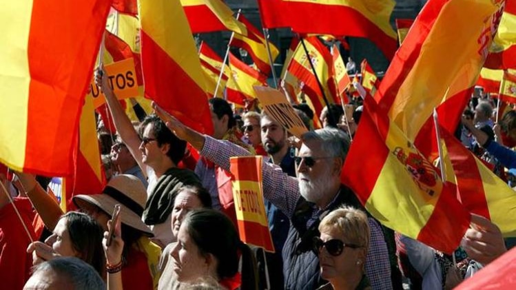 स्पेन ने कैटेलोनिया का नियंत्रण अपने हाथ में लिया