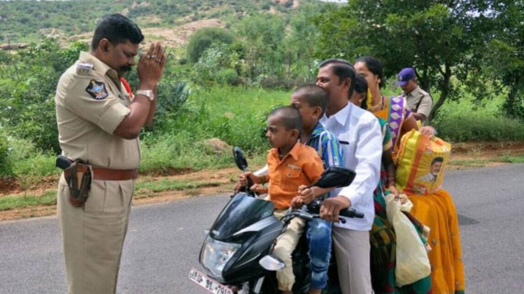 परिवार के सामने हाथ जोड़े खड़ा पुलिसवाला