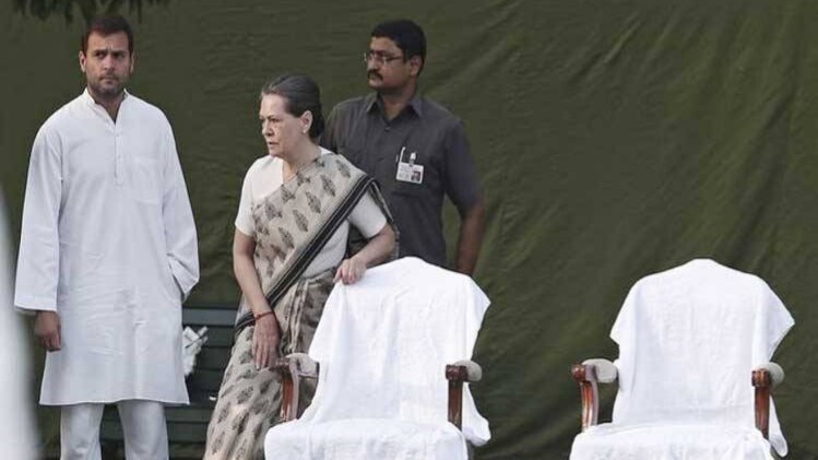 कांग्रेस अध्यक्ष सोनिया गांधी के साथ राहुल गांधी 
