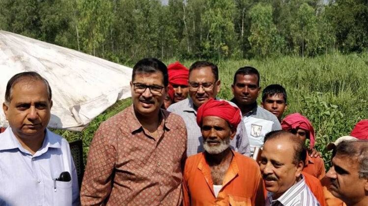 कर्मचारियों के साथ रेलवे अध्यक्ष