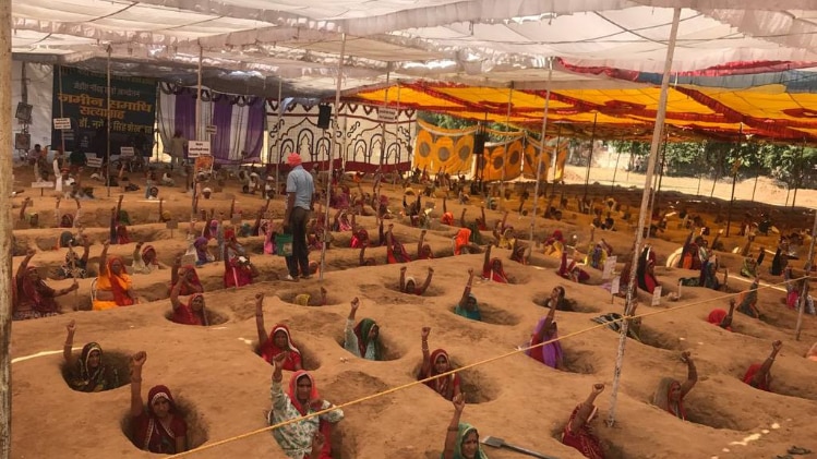 जारी है किसानों का सत्याग्रह 