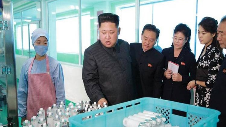 किम जोंग उन और उनकी पत्नी री सोल-जु 