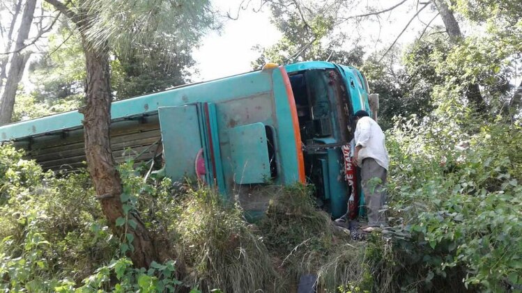 दुर्घटनाग्रस्त बस 