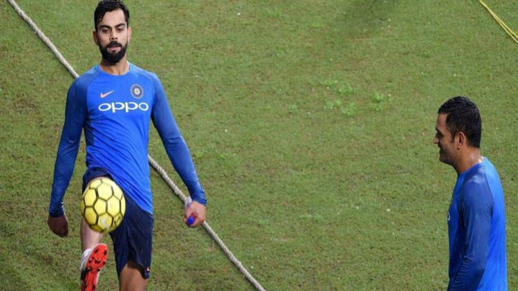 अभ्यास सत्र में फुटबॉल खेलते कोहली 