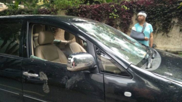 पीड़ित नंदिनी और उनकी क्षतिग्रस्त कार 