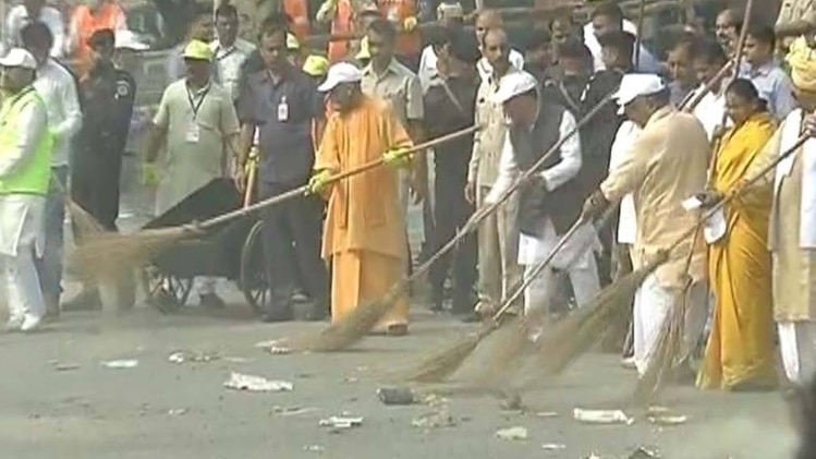 आगरा में झाड़ू लगाते यूपी के मुख्यमंत्री योगी आदित्यनाथ