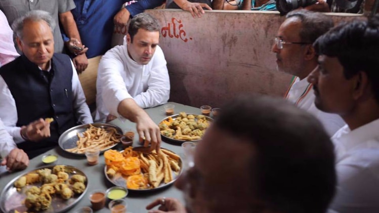 फाफड़े का आनंद लेते कांग्रेस उपाध्यक्ष राहुल गांधी