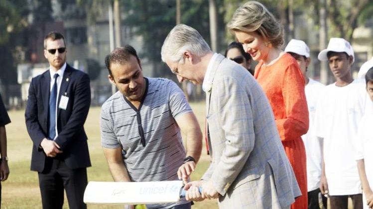 शाही दंपत्ति के साथ क्रिकेट खेलते छात्र 