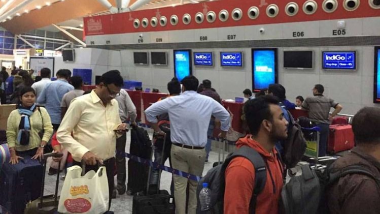 दि्ल्ली एयरपोर्ट में फ्लाइट डिले होने से परेशान यात्री