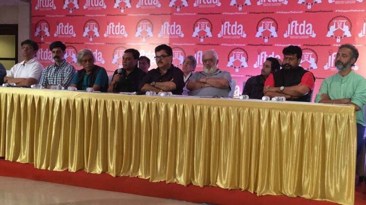 प्रेस कॉन्फ्रेंस के दौरान डायरेक्टर्स एसोसिएशन के सदस्य