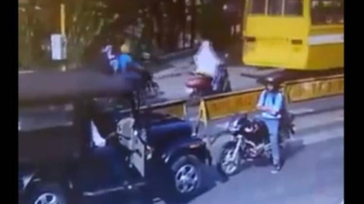 जीप से सामने युवक ने बाइक अड़ा दी. 