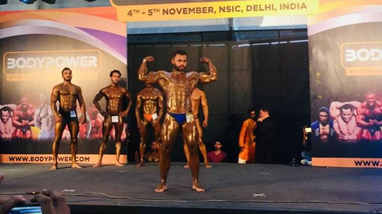 प्रतियोगिता में अपने गठे शरीर का प्रदर्शन करते बॉडी बिल्डर