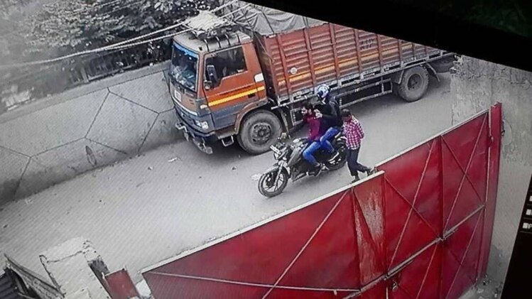 पूर्वी दिल्ली में दिन दहाड़े लूट