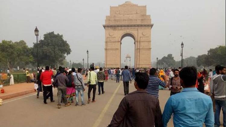 इंडिया गेट पर सैलानी 