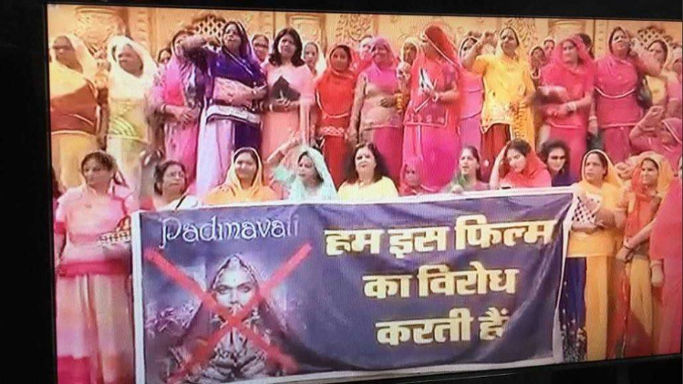 पद्मावती फिल्म का विरोध करतीं महिलाएं 