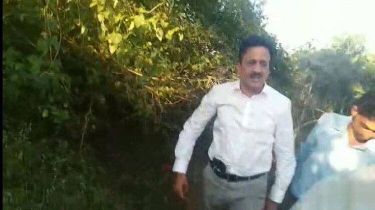 रिवॉल्वर के साथ मंत्री जी 