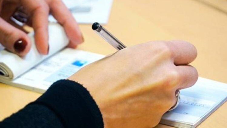 मोदी सरकार चेक पर बैन लगाने की योजना पर काम कर रही है. 