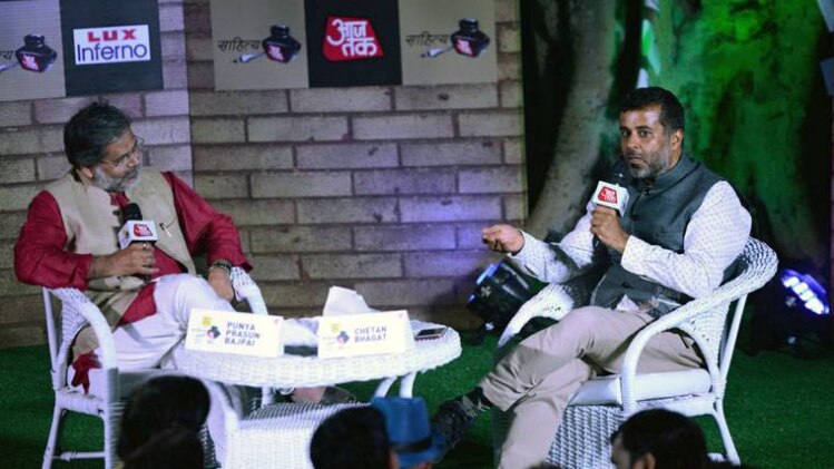 साहित्य आजतक में पुण्य प्रसून वाजपेयी के साथ राइटर चेतन भगत 