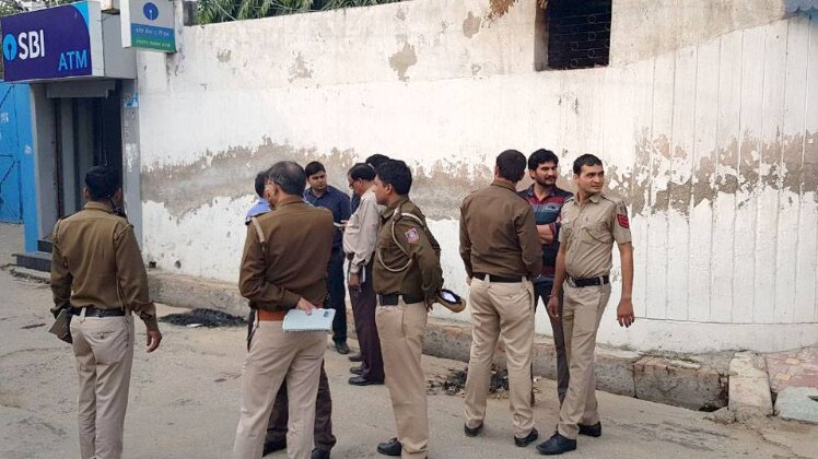 पुलिस आरोपियों की तलाश में जुट गई है