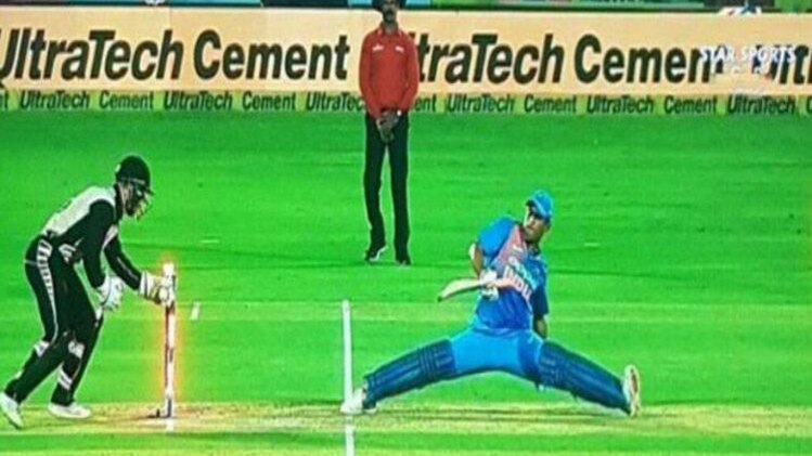 अपना विकेट बचाते धोनी