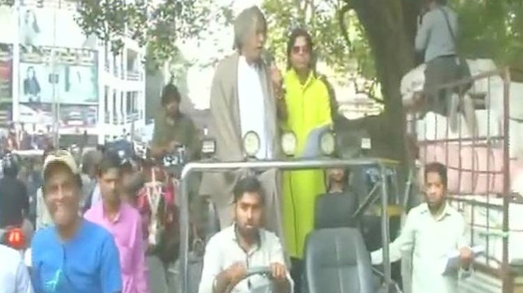 शोले के ठाकुर की पोशाक में कांग्रेस कार्यकर्ता