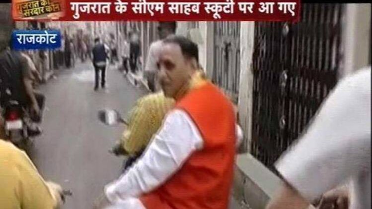 स्कूटी पर सवार सीएम