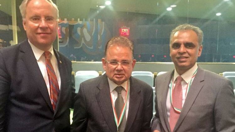 दलवीर भंडारी (बीच में)