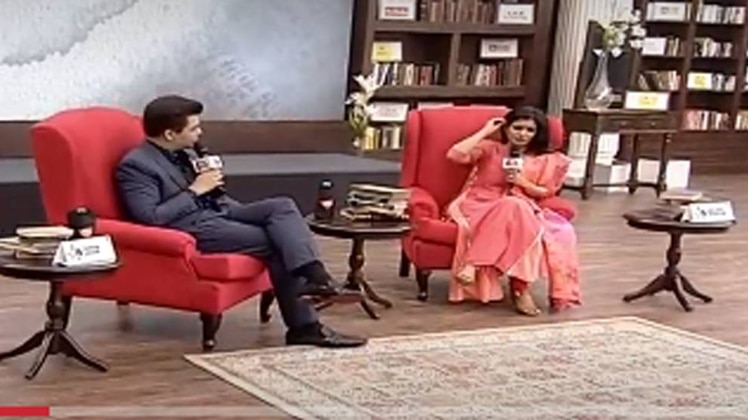 अंजना ओम कश्यप के साथ बातचीत करते करण जौहर. 