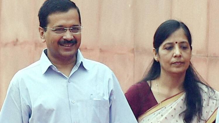 पत्नी सुनीता के साथ केजरीवाल (फाइल फोटो)