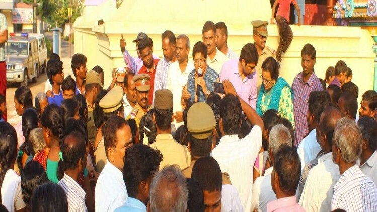 स्वयंसेवी संगठन के सदस्यों से बातचीत के दौरान किरण बेदी