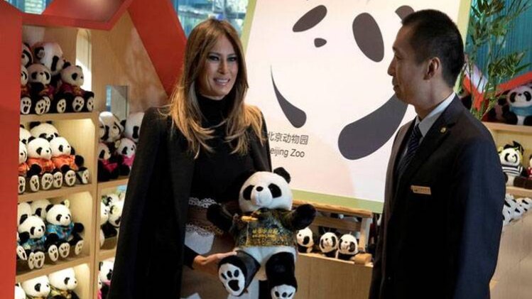 मेलानिया ट्रंप ने किया बीजिंग चिड़ियाघर का दौरा