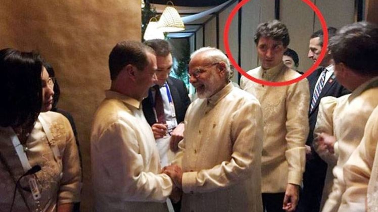 डिनर पार्टी के दौरान पीएम मोदी और उनके पीछे कनाडा के पीएम जस्टिन ट्रूडो 