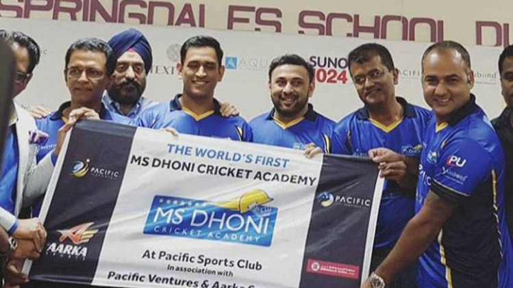 धोनी ने दुबई में खोली क्रिकेट एकेडमी 