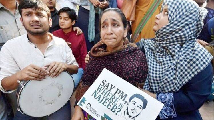 प्रदर्शन करतीं नजीब की मां (फाइल फोटो)