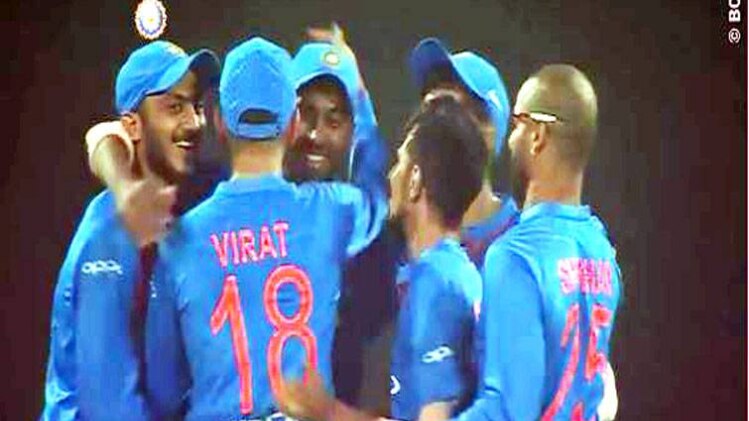 पंड्या को हैरतअंगेज केच लेने पर बधाई देते साथी खिलाड़ी