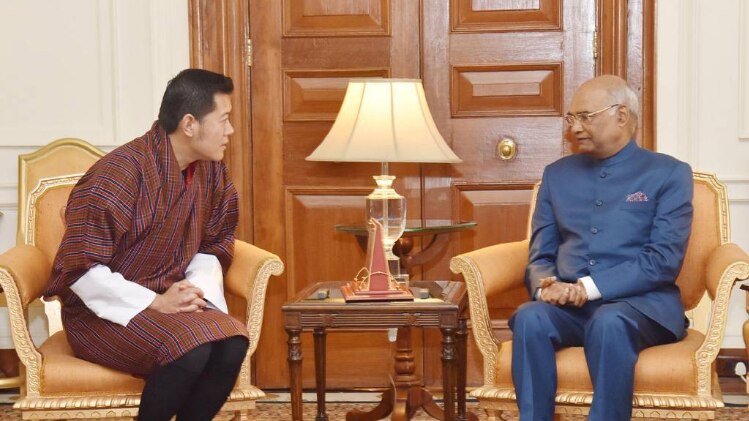 भूटान नरेश से बातचीत करते राष्ट्रपति रामनाथ कोविंद 