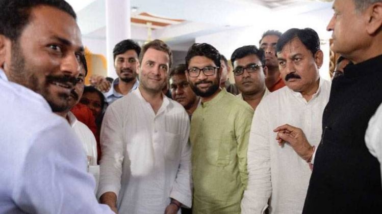 गुजरात के नवसारी में मुलाकात करते राहुल गांधी और जिग्नेश मेवाणी.