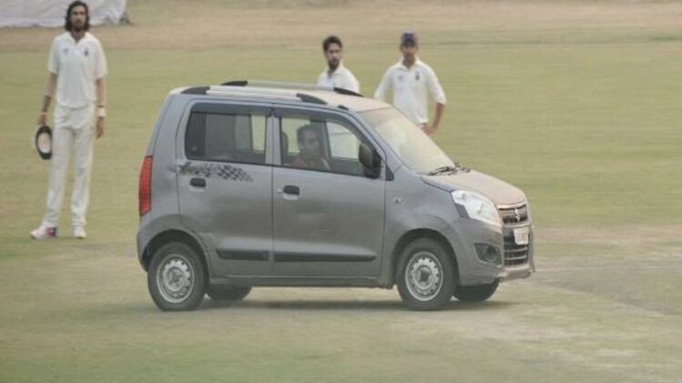 दिल्ली में रणजी मैच के दौरान बीच मैदान में पिच तक पहुंची कार. 