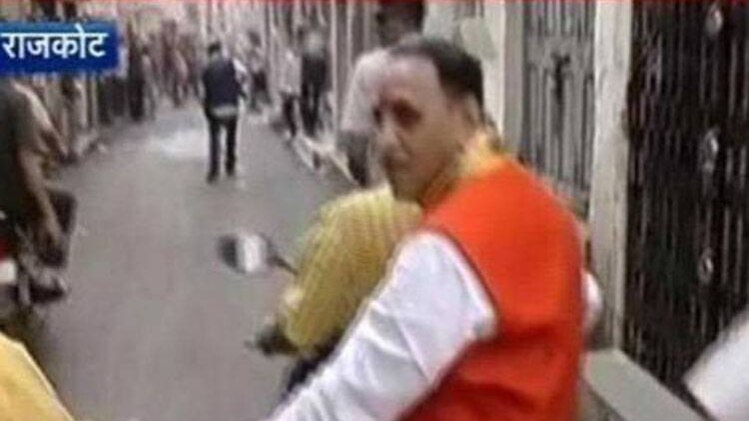 स्कूटी पर सवार होकर भरा पर्चा