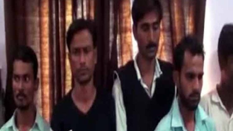 छापेमारी के दौरान पांच अपराधी पकड़े गये जबकि 4 से 5 अपराधी भागने में सफल रहे