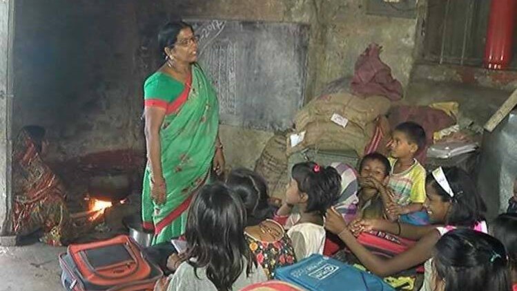 एक कमरे में ही होती है पढ़ाई और पकता है भोजना 